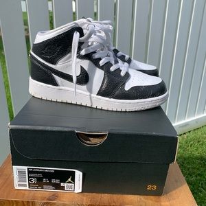 Boys Air Jordan mid 1 white and blanc